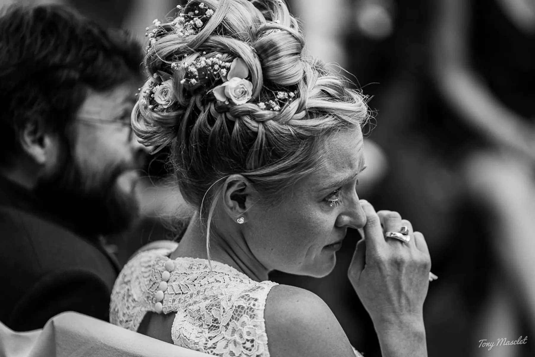 Émotion lors d'une cérémonie de mariage capturée par photographe dans le Nord