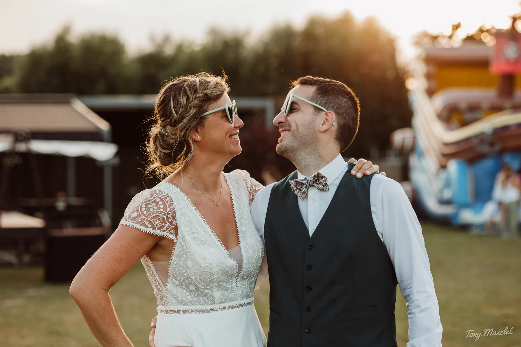 Feeling et complicité du couple devant le photographe de mariage