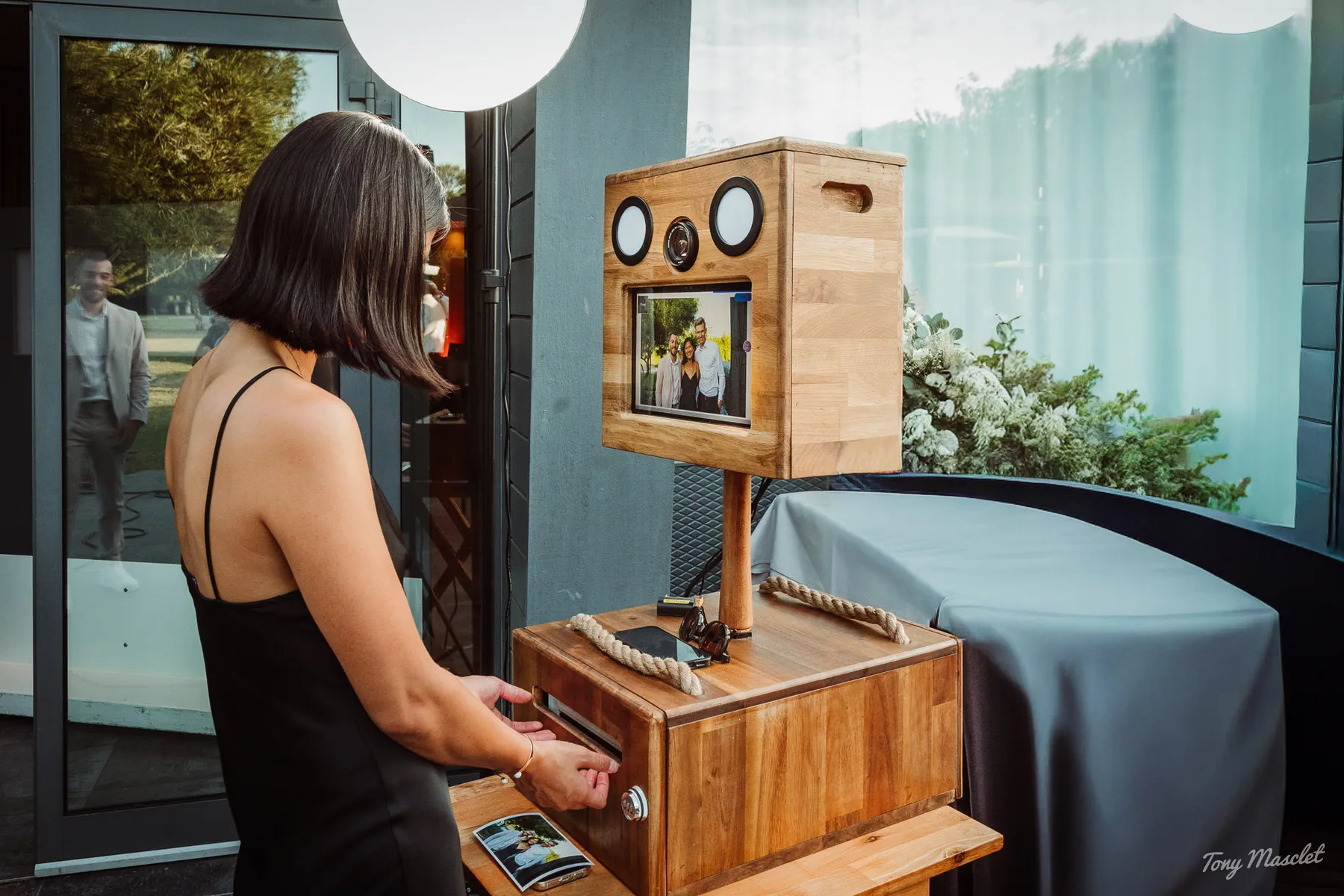 Option Photobooth artisanal en bois lors d'un mariage : tirages instantanés inclus