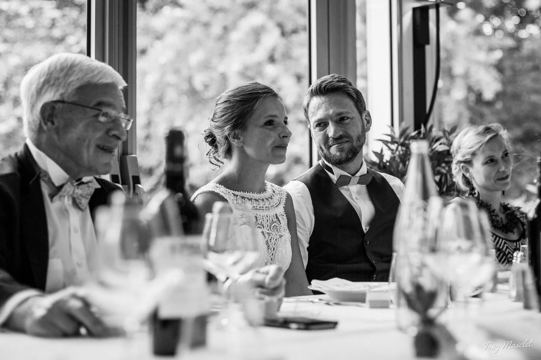 Photo de couple discrète lors d'un repas de mariage dans le Nord