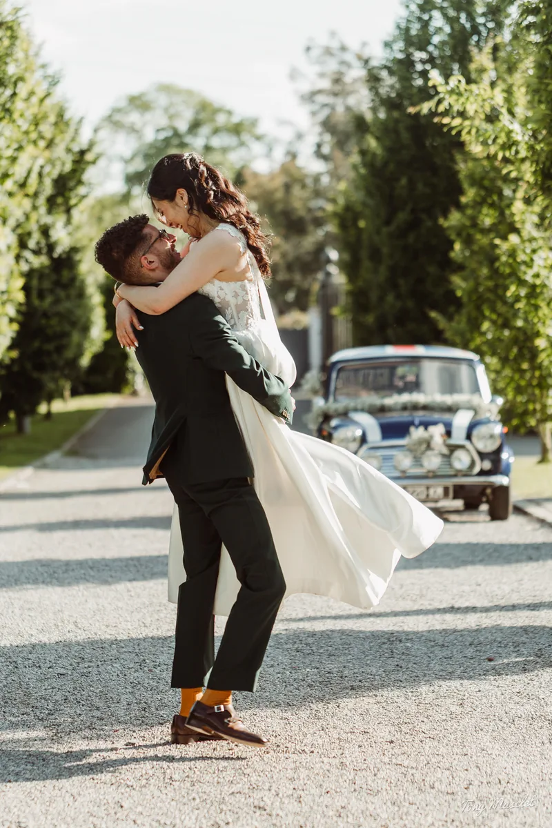 Photo de mariage en lumière dorée du couple complice par photographe expérimenté