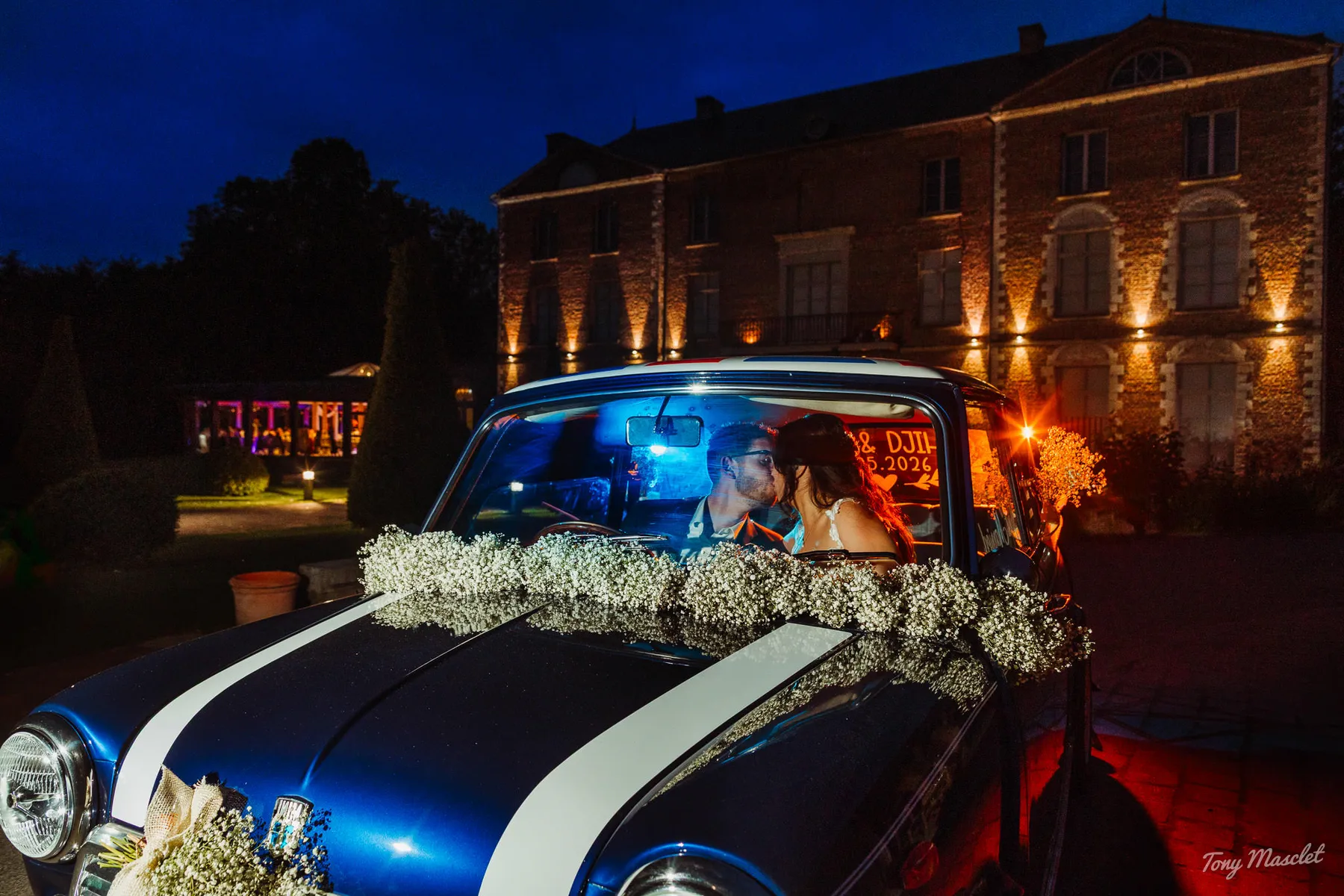 Photo de mariage au flash de nuit devant un château éclairé dans le Nord