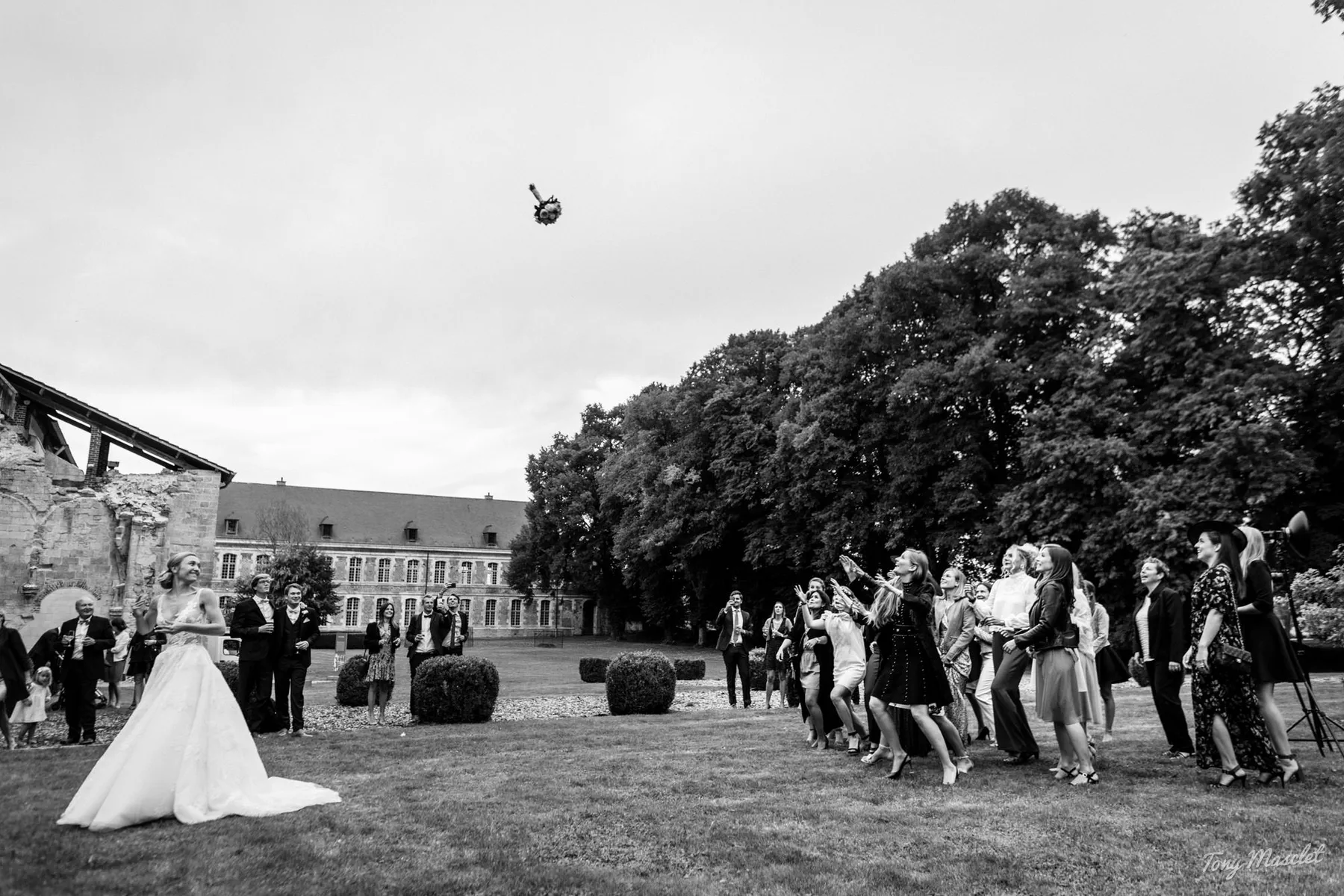 Photo de mariage en noir et blanc lancer de bouquet dans le Nord
