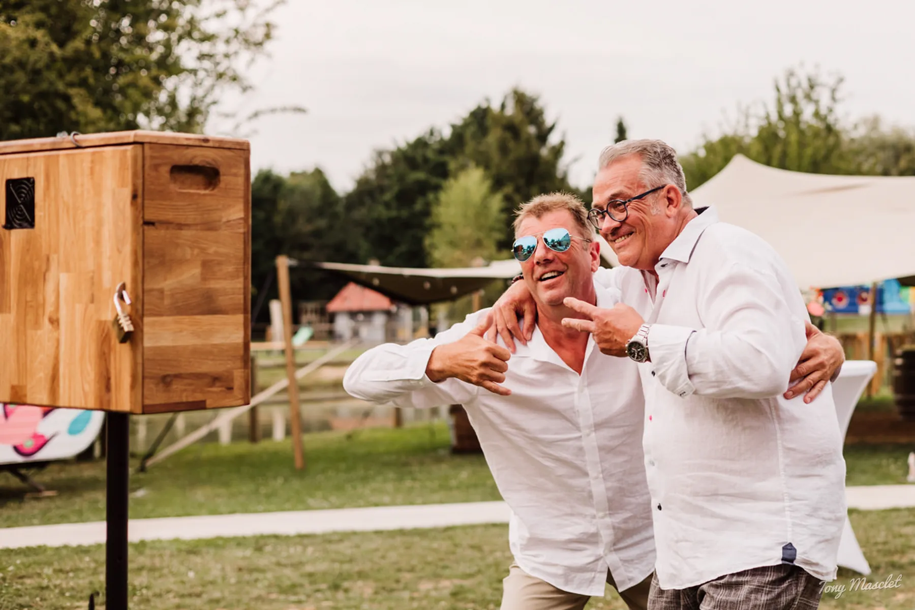 Photobooth artisanal en bois lors d'un mariage dans le Nord