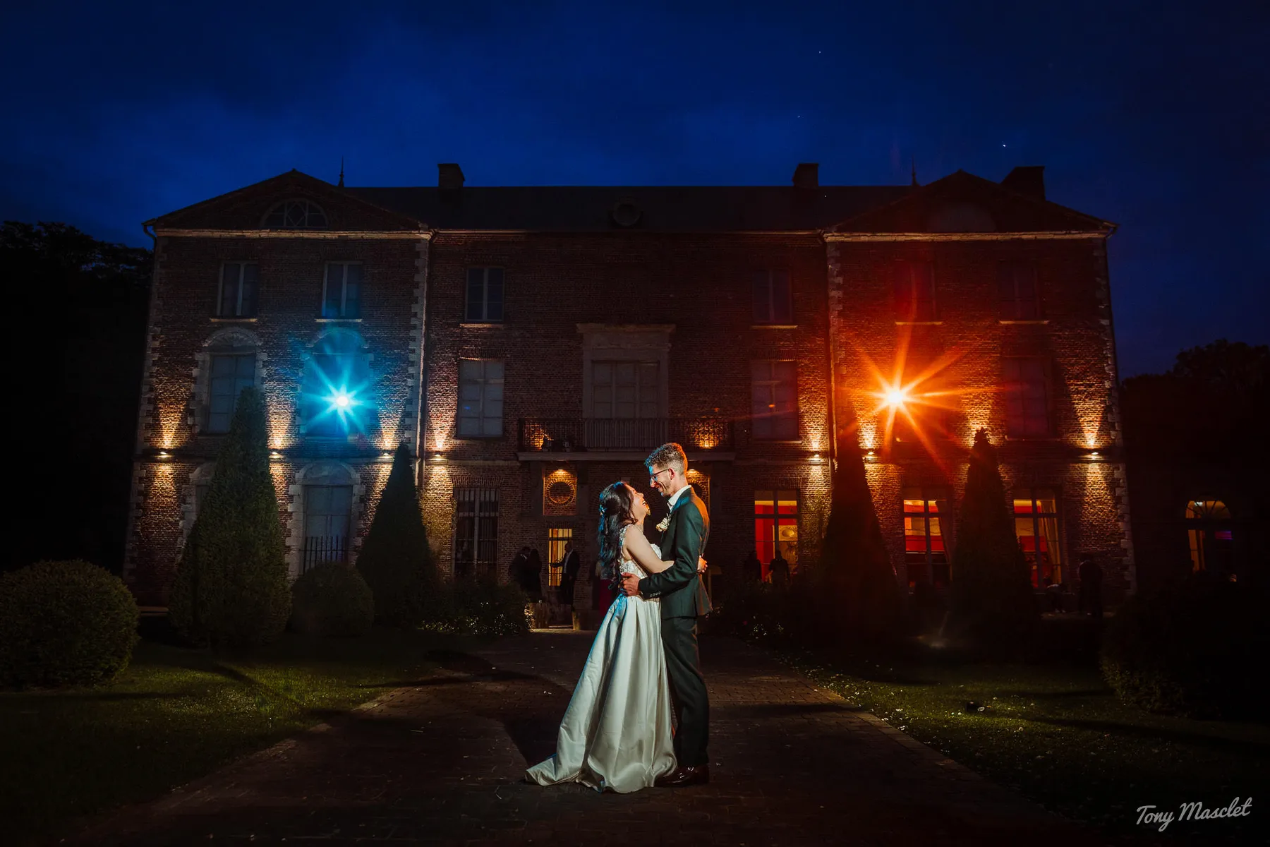 Prix d'un photographe de mariage pro : flash de nuit signature devant le lieu de réception