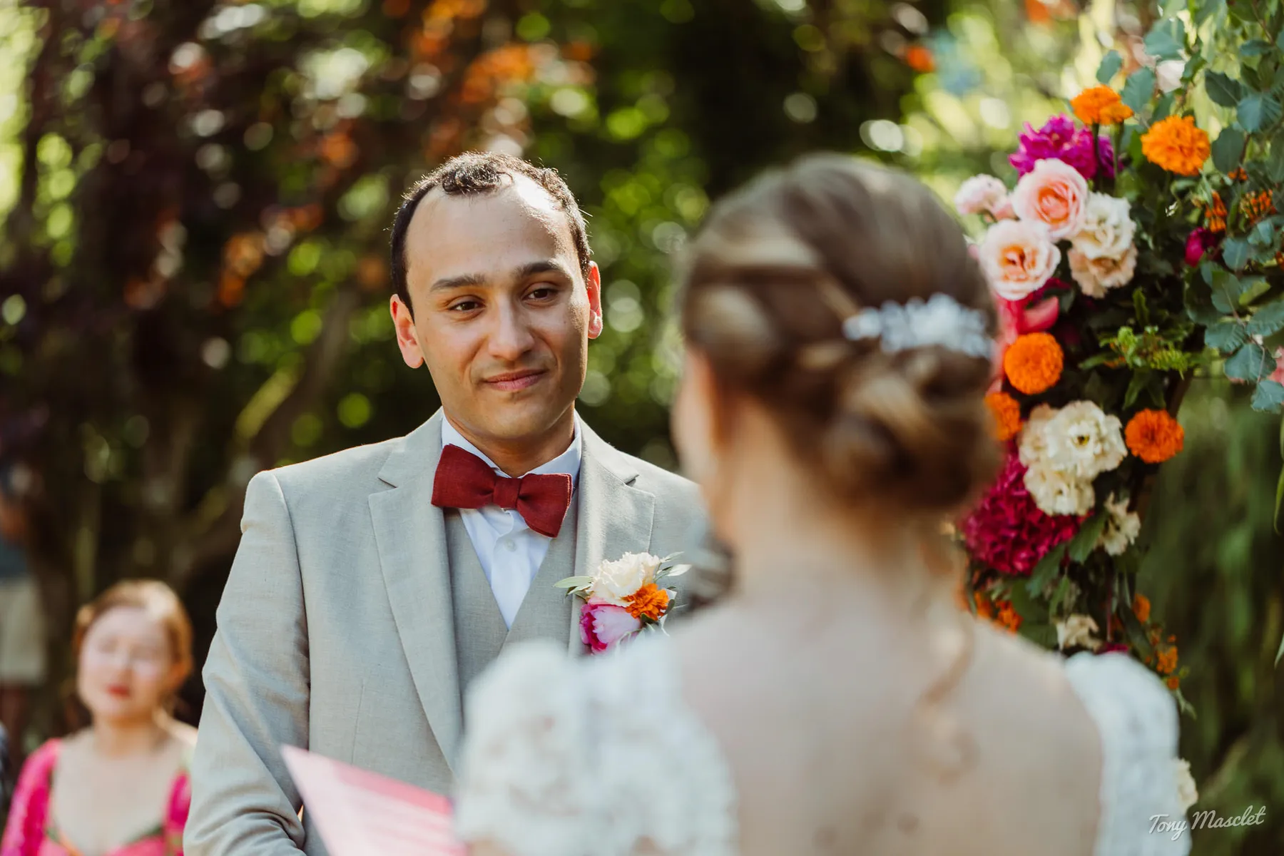 Reportage de cérémonie de mariage discret par photographe en mode reportage