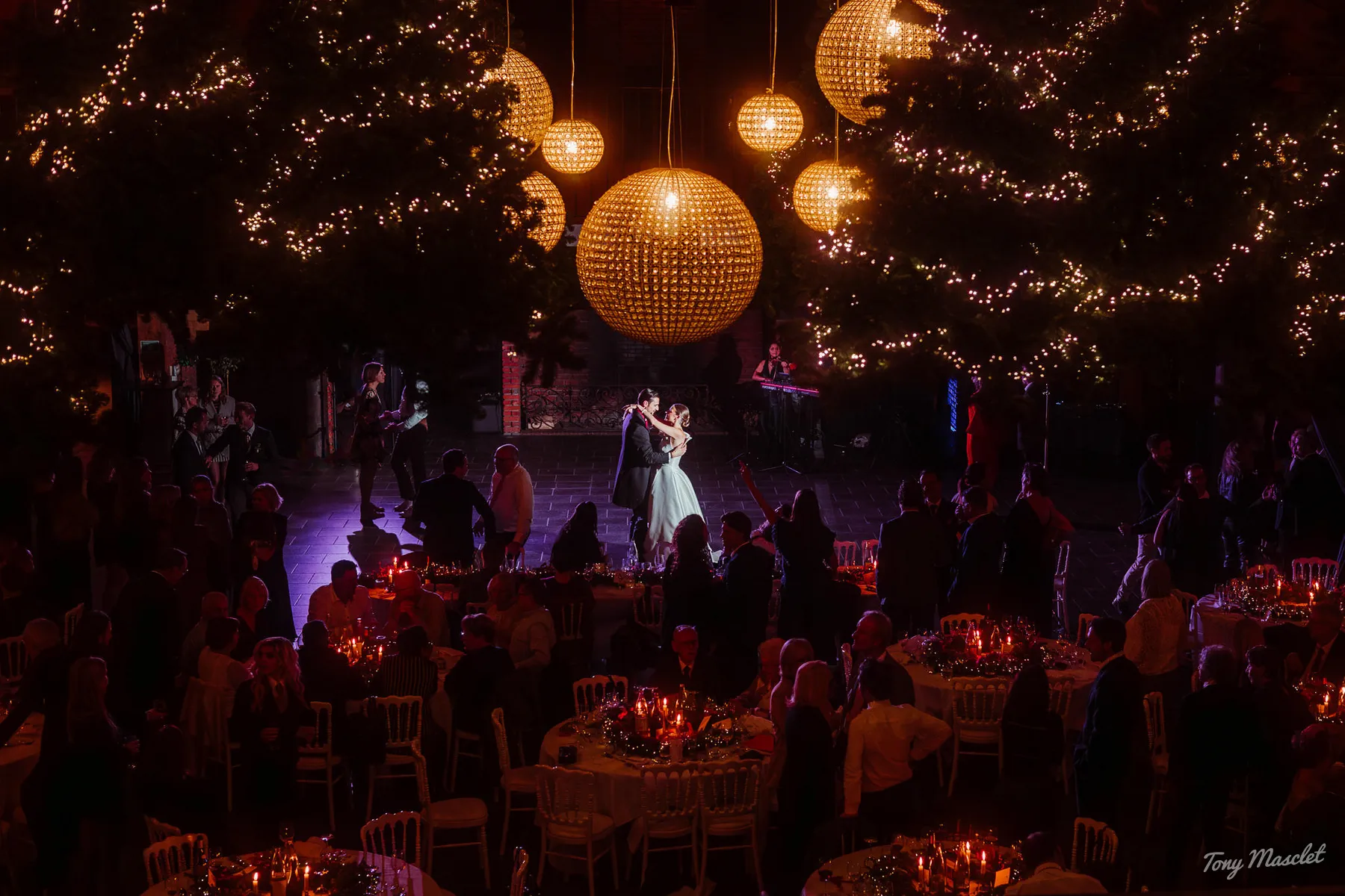 Reportage de mariage : flash de soirée avec gélatines colorées signature pro