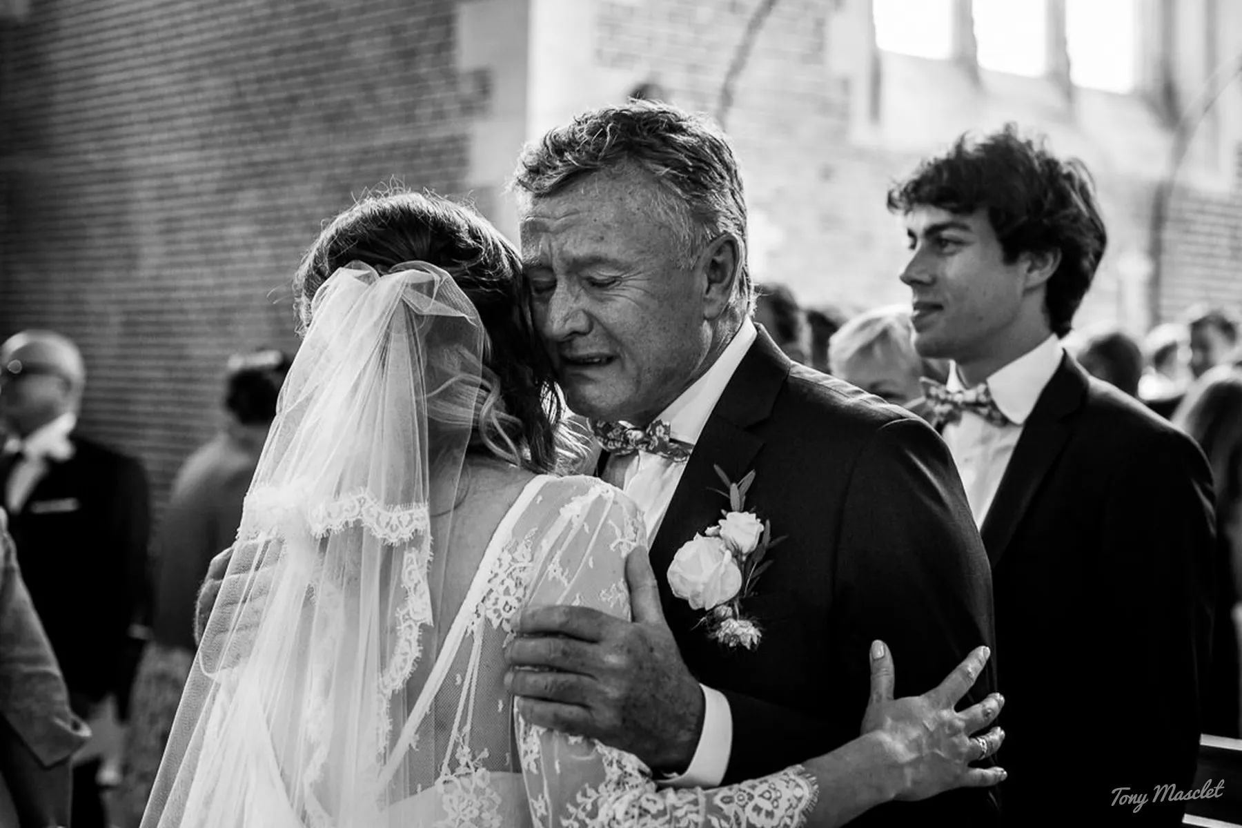 Reportage photo de mariage : émotion naturelle captée sans pose par photographe
