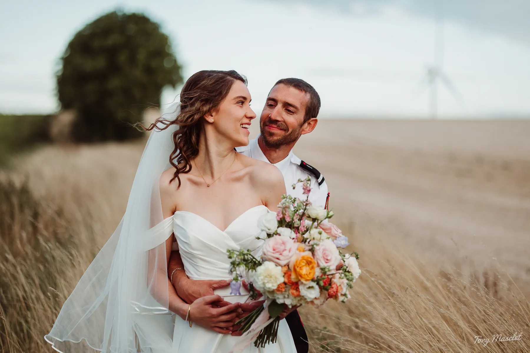 Séance couple de mariage en mode reportage : 15 minutes en extérieur naturel