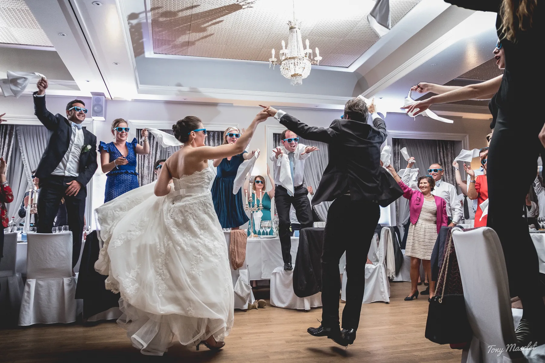 Soirée et entrée des mariés lors d'un mariage dans le Nord, animation et joie